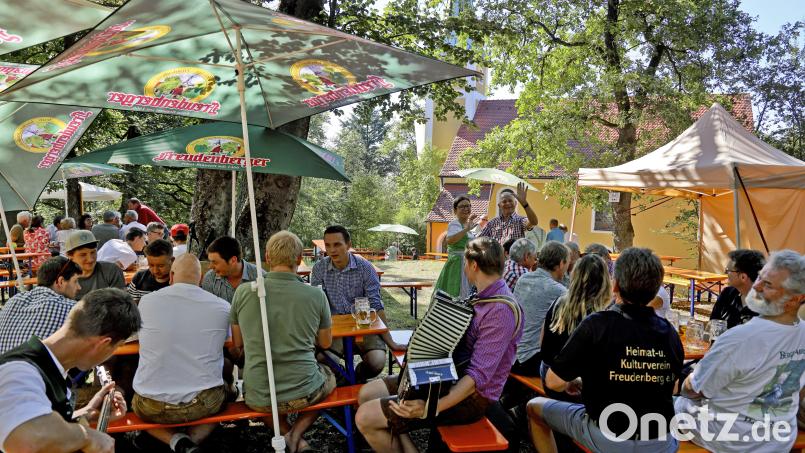 Spätnachmittags auf dem Johannisberg: Das Wallfahrtsfest klingt aus mit Musik und fröhlichen Menschen. Archivbild: Ina Piehler