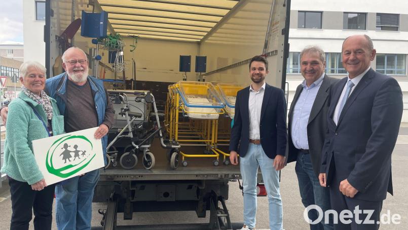 Angelika und Theo Steuer (links) von der Kinderkriegshilfe e.V. freuen sich über einen Lastwagen voller 
medizinischer Güter aus dem Klinikum Weiden. Diese übergaben Klinikdirektor Timo Sonntag (Dritter von rechts), Betriebsrat Karl Frister sowie der Leiter der Wirtschaftsbetriebe der KNO, Karl Wittmann (rechts). Bild: Friedrich Peterhans, Kliniken Nordoberpfalz