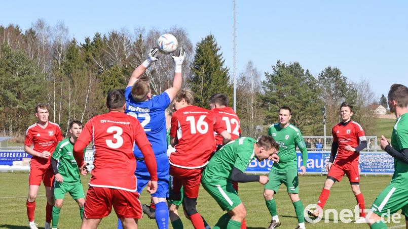 Der Rehauer Torwart Philipp Morthorst packt zu, die Konnersreuther Spieler (rote Trikots) haben das Nachsehen: Nach einer schwachen Leistung kam der TSV Konnersreuth am vergangenen Sonntag gegen den VfB Rehau nur zu einem 1:1. Am Sonntag tritt der Tabellenvierte zum Derby bei Schlusslicht SF Kondrau an. Bild: Gebert