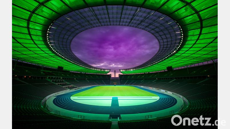 Geheimnisvolles Rund: Zur Lichterlebnis-Tour wird das Berliner Olympiastadion in besondere Farben gehüllt. Bild: Reiher &amp; Seidel/Olympiastadion Berlin/dpa