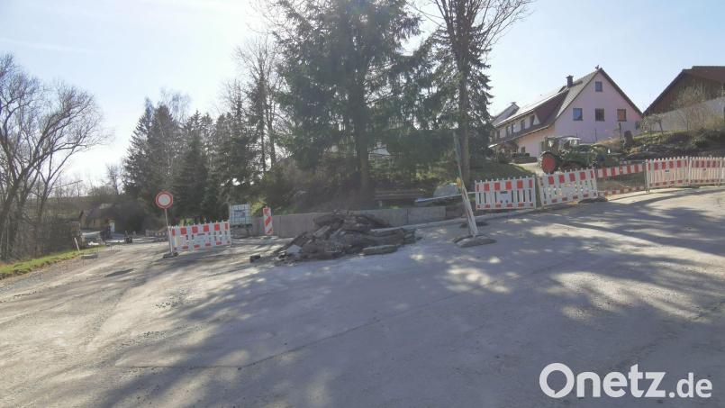 Aktuell wird die Langauer Straße für anstehende Asphaltierarbeiten vorbereitet. Bild: gz