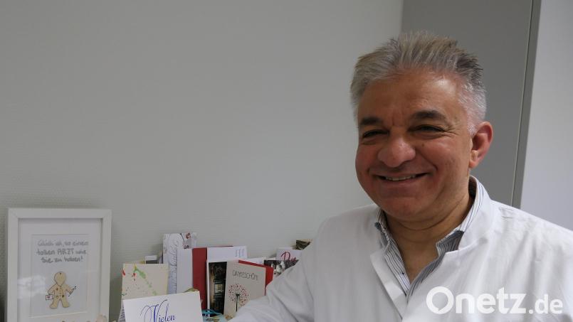 In seinem Arbeitszimmer sammelt Dr. Hischam Bassiouni die Dankesschreiben von Patientinnen und Patienten, die er erfolgreich operiert hat. Am Sonntag, 13. April, feiert die Koryphäe auf seinem Fachgebiet 60. Geburtstag. Bild: gsp
