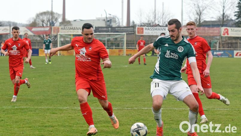 Mitterteichs Marco Kießling (Zweiter von rechts/Szene aus einem früheren Spiel) verletzte sich gegen den SC 04 Schwabach an der Schulter. Archivbild: gb