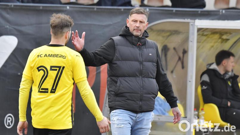 Trainer Andreas Scheler erwartet von den Spielern des FC Amberg im eigenen Stadion gegen den FC Dingolfing eine Reaktion. Bild: Hubert Ziegler
