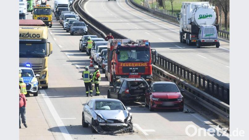 Bei einem Unfall auf der A93 kam es zu einem Unfall mit fünf Pkw und einem Lkw. Bild: Gabi Schönberger