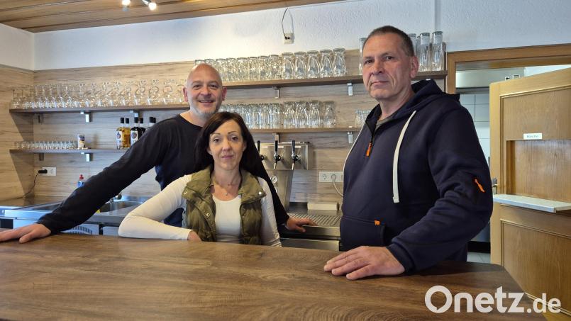 Bastian und Claudia Sollfrank übernehmen die Gaststätte der Schützengesellschaft Alpenrose. Darüber freut sich auch Schützenmeister Roland Bäumler (rechts). Bild: Lowak