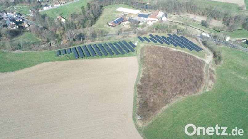 Die bestehende Freiflächenphotovoltaikanlage kann nach Entscheidung des Marktgemeinderates Floß erweitert werden. Jetzt fehlt nur noch die Genehmigung zur Änderung des Flächennutzungsplanes. Bild: bey