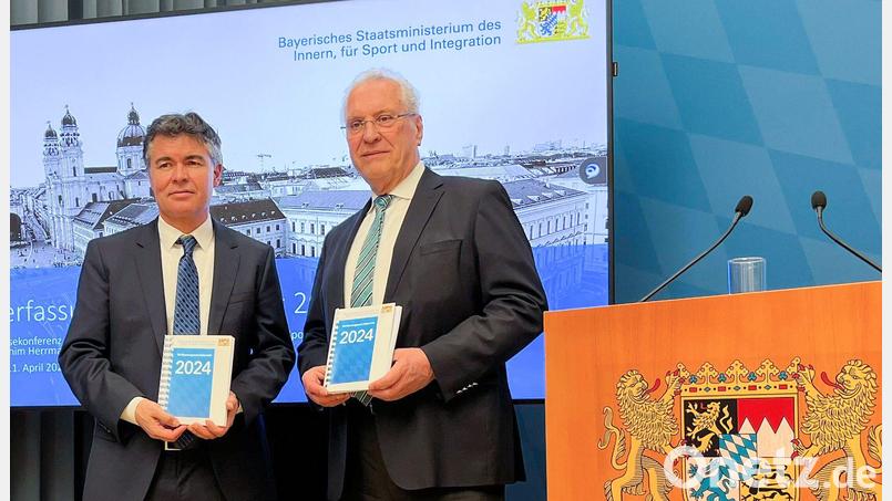 Manfred Hauser (l), Präsident des bayerischen Landesamtes für Verfassungsschutz, und Bayerns Innenminister Joachim Herrmann (CSU) stellen den Verfassungsschutzbericht in München vorn. Bild: Hannes Förster/dpa