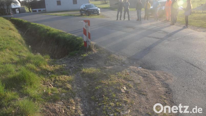 Fahrzeugspuren zeigen, dass hier in Edeldorf immer wieder Traktoren oder Lkw in den Graben rollen. Bild: fz