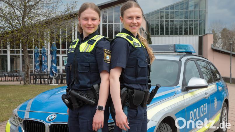 Ihr erstes Praktikum bei einer Polizeiinspektion haben die Polizeioberwachtmeisterinnen schon hinter sich, nach Ostern steht der nächste Praxis-Einsatz bevor: Die Zwillingsschwestern Lena (links) und Marie Mätz schließen 2026 ihre Ausbildung ab. Bild: Wolfgang Steinbacher