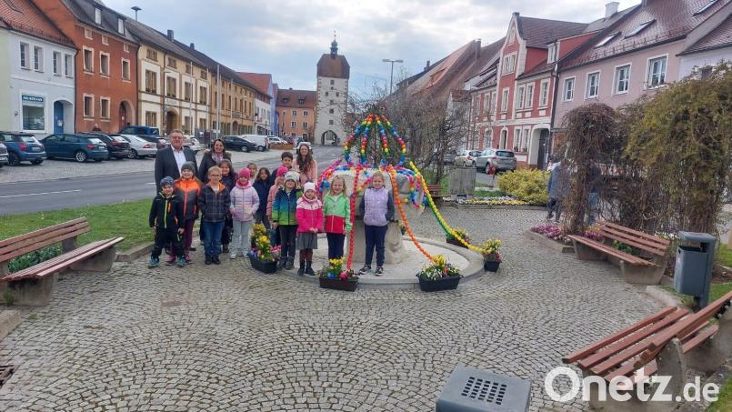 Die Kinder des städtischen Jugendtreff schmückten erstmals den Visecker Brunnen am Marktplatz. Bürgermeister Hans-Martin Schertl, Sabrina Lindner und Angelina Draht freuen sich. Bild: Stefanie Gradl
