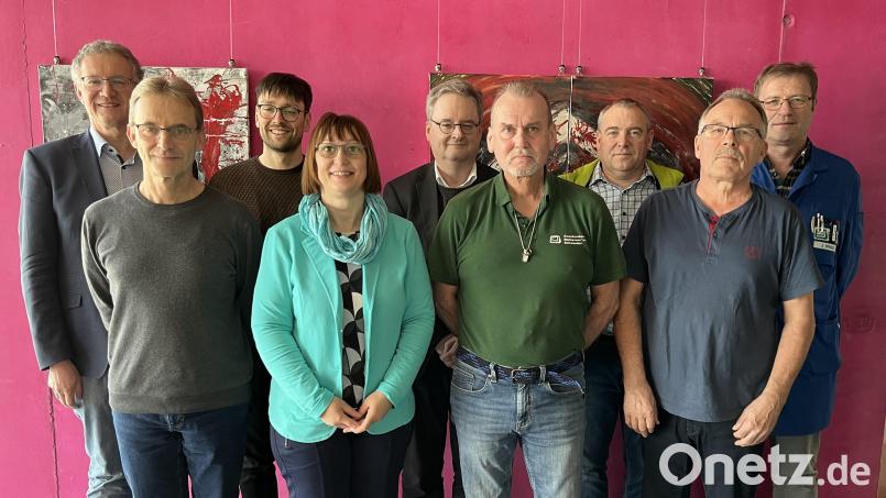 Johann Schießl, Claudia Reichenwallner, Roland Kraus und Günter Eisenhofer (vordere Reihe von links nach rechts) blicken zusammen auf eine Betriebszugehörigkeit von insgesamt 130 Jahren zurück. Verbandsdirektor Thomas Knoll (Mitte) und die Vertreter der Abteilungen gratulieren den Arbeitsjubilaren. Bild: Andrea Leitl/exb