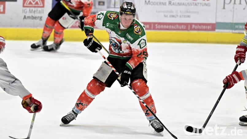 Felix Köbele (Mitte) wird künftig nicht mehr das Trikot des ERSC Amberg tragen. Archivbild: Hubert Ziegler