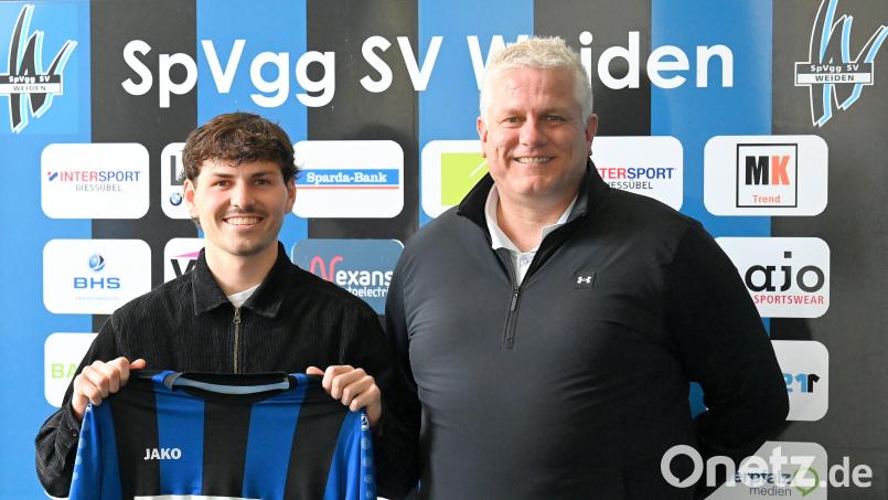 Michael Lummer (links) vom Regionalligisten SpVgg Hankofen-Hailing wechselt im Sommer ans Weidener Wasserwerk, sehr zur Freude von Sportdirektor Rüdiger Hügel. Bild: Werner Franken/exb