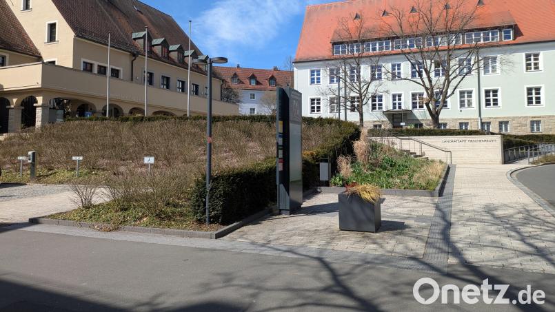 Im Landratsamt Tirschenreuth ist am Freitag der Kreishaushalt 2025 verabschiedet worden. Ein Thema waren dabei die Personalkosten. Die Freien Wähler stimmten geschlossen gegen den Stellenplan und forderten sogar einen befristeten Einstellungsstopp. Bild: pz
