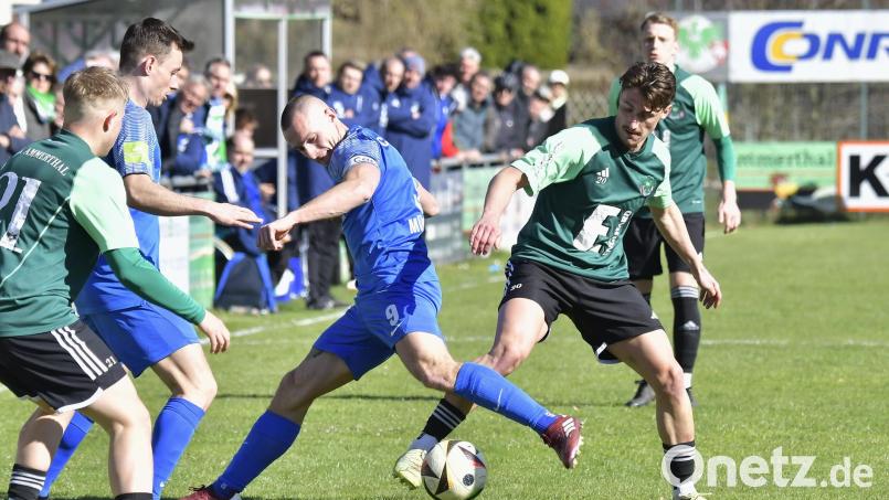 Dennis Weidner (rechts) und die DJK Ammerthal sind am Samstag zu Gast beim Tabellenletzten TSV Karlburg. Bild: Hubert Ziegler