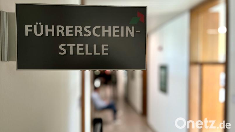 Die Führerscheinstelle im Weidener Rathaus ist eine begehrte Anlaufstelle. Auf Termine müssen Interessenten aber schon mal lange warten. Bild: Gabi Schönberger