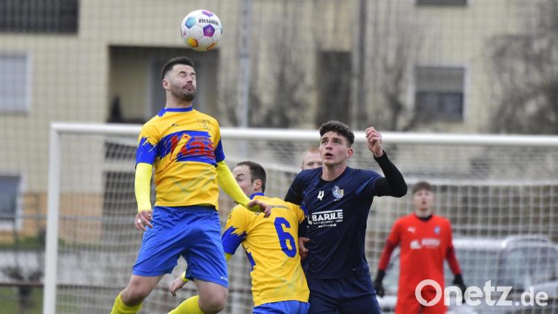 Artur Becker (links) und seine Kollegen vom TuS Schnaittenbach steigen aus der Bezirksliga Nord ab. Archivbild: Hubert Ziegler