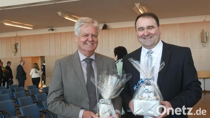 Der ehemalige Vermessungsdirektor, Hermann Prölß (links), erhielt ebenso wie sein Nachfolger Joachim Gesierich (rechts) Namenstassen. Bild: Gabi Schönberger