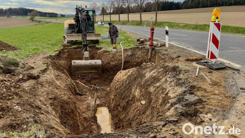 Seit der vergangenen Woche laufen in Theisseil die Arbeiten an den gebrochenen Wasserleitungen. Bild: Gabi Schönberger