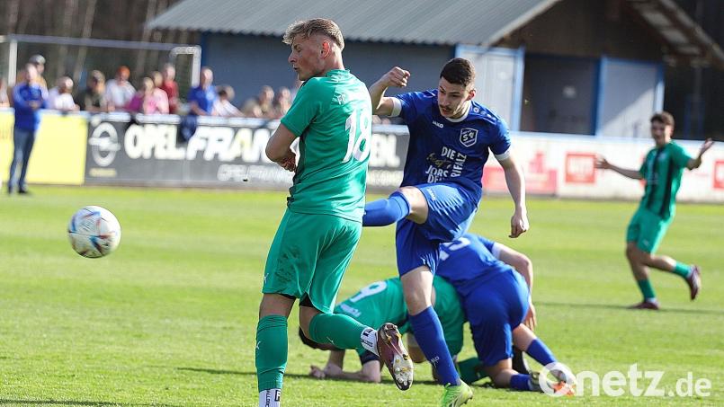 Christian Ermer (Mitte, blaues Trikot) und der SV Etzenricht siegten im Spitzenspiel gegen den FC Weiden-Ost mit 3:0. Bild: war