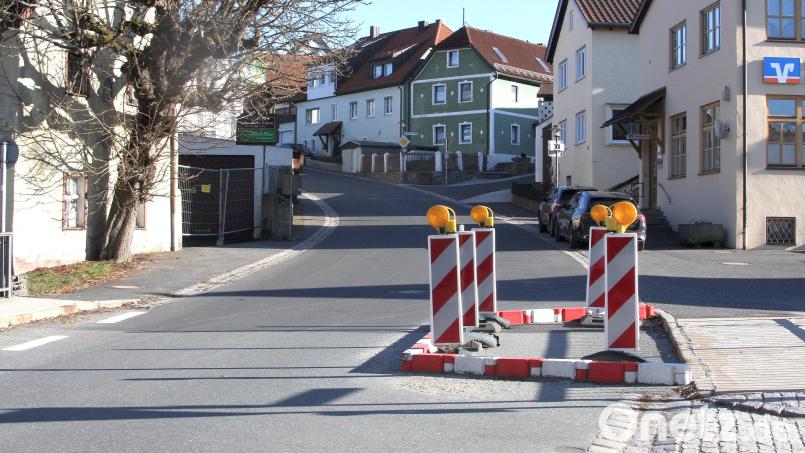Um zu starke Belastungen zu vermeiden, ist die Netzbachbrücke in der Schönfichter Straße in Falkenberg seit längerer Zeit nur einspurig befahrbar. Bild: wro