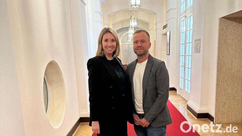 Kultusministerin Anna Stolz überbringt MdL Heinisch die positiven Neuigkeiten für die neue Fachschule für Künstliche Intelligenz in Neumarkt Bild: Danny Naber