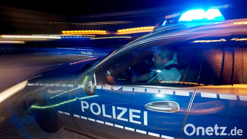 Wegen eines Streits unter jungen Leuten mussten am Samstagnachmittag gleich mehrere Polizeistreifen in ein Dorf bei Mitterteich ausrücken. Symbolbild: Patrick Seeger/dpa