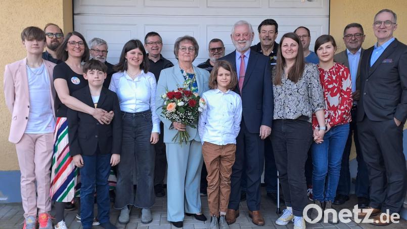 Das Jubelpaar mit seiner Familie, Erstem Bürgermeister Franz Tauber, Pfarrer Ferdinand Weinberger, Kirchenpfleger Manfred Prechtl und weiteren Gratulanten Bild: gis