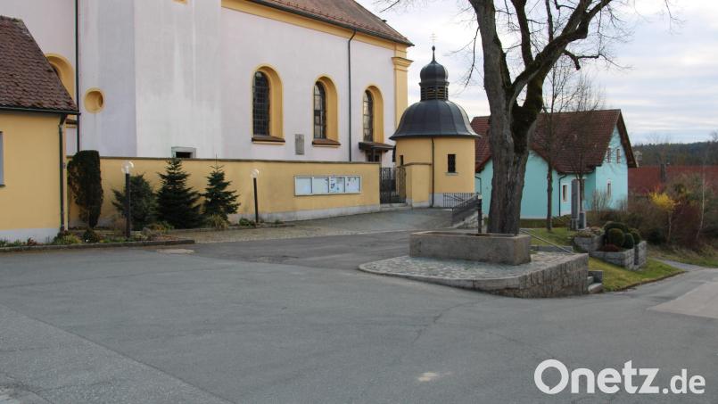 Die Sanierung des Kirchenvorplatzes in Stein muss ebenso wie die Sanierung der Gemeindeverbindungsstraße zwischen Leichau und Schönthan noch bis zum nächsten Jahr warten. Bild: prh