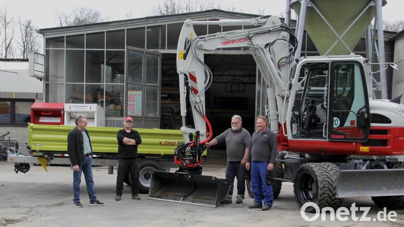 Über die Neuanschaffungen Bagger und Kipper für den gemeindlichen Bauhof freuen sich (von links) Bürgermeister Martin Prey sowie die Bauhof-Mitarbeiter Gerhard Kiener, Baggerführer Konrad Schlagenhaufer und Ferdinand Raiml. Bild: Josef Böhm