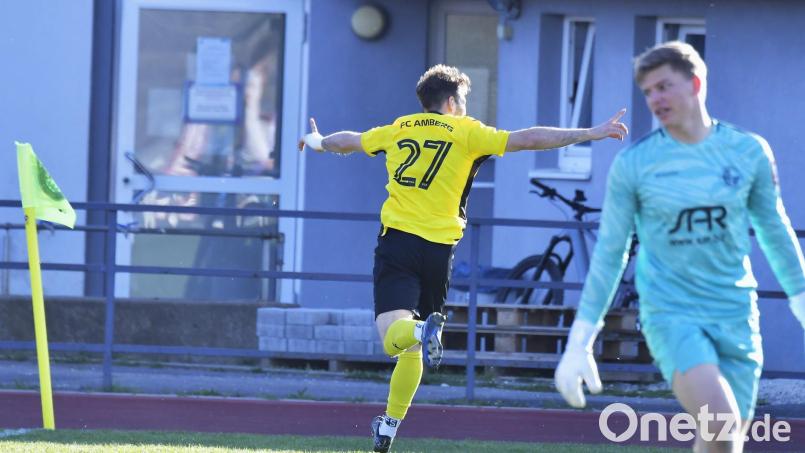 Da brachen alle Dämme: Alexander Kloos (links) vom FC Amberg dreht nach seinem Siegtreffer zum 1:0 jubelnd ab. Bild: Hubert Ziegler