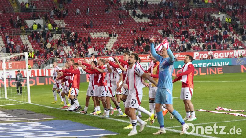 Die Nürnberger um Keeper Jan reichert (blaues Trikot) feiern vor der Kurve ihrer Fans den 2:1-Erfolg beim 1. FC Kaiserslautern Bild: Thomas Frey