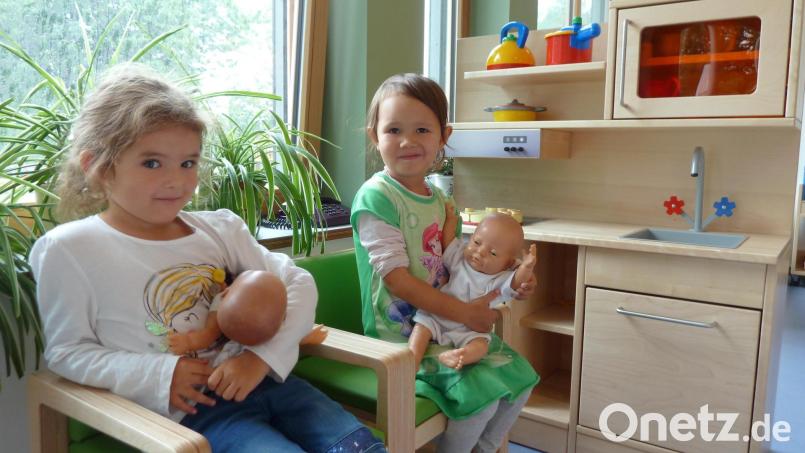Diese zwei Mädchen freuen sich über die Puppenecke des 2020 neu eröffneten Kindergartens Schönsee. Mittlerweile herrscht Platznot im katholischen Kinderhaus, ein Anbau an die Krippe ist beschlossen. Archivbild: Portner