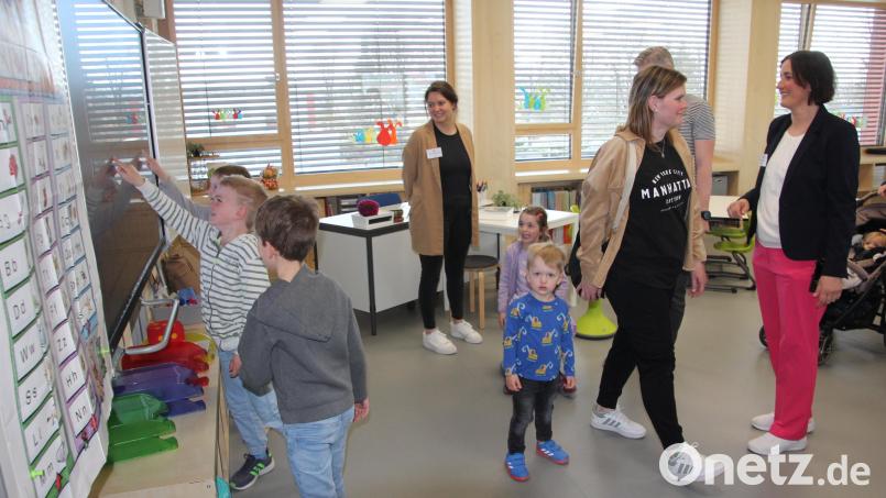 Die digitalen Tafeln stießen bei den Kindern auf großes Interesse. Rechts im Bild Schulleiterin Johanna Reger. Bild: kro