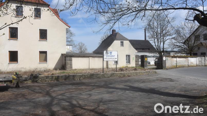 Die ehemalige Beyer-Bleikristall zählt zu den Altlasten. Mit dem ehemaligen Verwaltungsgebäude (links) werden die städtebaulichen Maßnahmen eingeleitet. Bild: fz