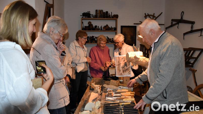 Der Schnitztisch von Museumsleiter Hans Zölch war immer dicht umlagert. Bild: ubb