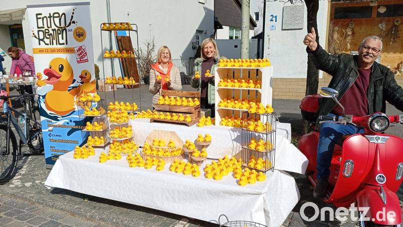 Die Interessengemeinschaft der Waldershofer Geschäfte gab beim Ostermarkt den Startschuss für den Entenverkauf zum Waldershofer Heimatfest. Im Bild von links Ingrid Kastl, Tanja Mai und Mario Zobel. Bild: fpoz