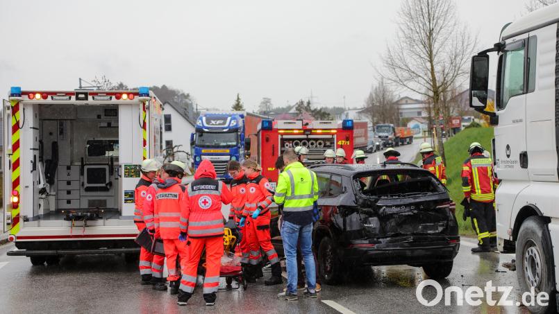 In Ursensollen ist ein LKW auf einen PKW aufgefahren. Bild: Wolfgang Steinbacher