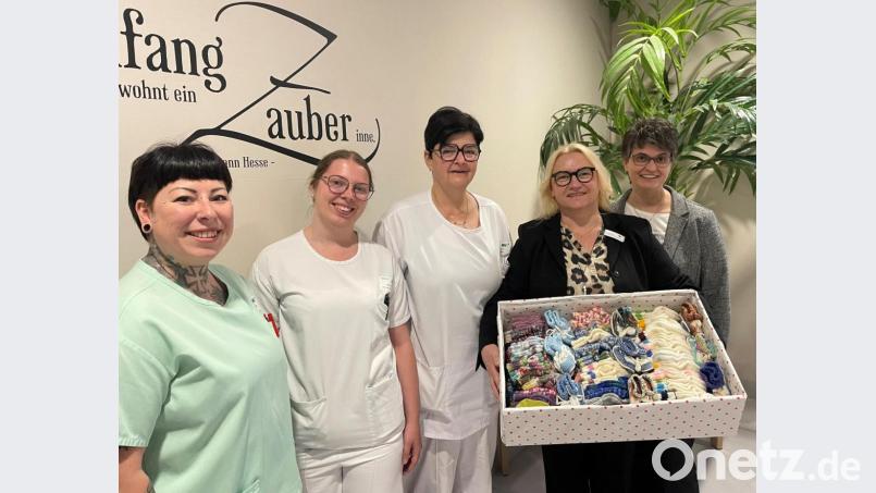 Notburga Zielbauer (Zweite von rechts) überreichte an Mitarbeiterinnen der Geburtshilfe am Klinikum 
Weiden eine große Schachtel mit 138 Paar selbst gestrickten Babysöckchen. Bild:  Friedrich Peterhans; Kliniken Nordoberpfalz