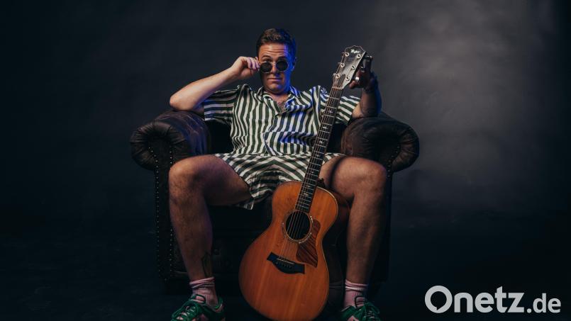 Der moderne Gstanzler, bayerische Rockstar, Improvisateur und Liedermacher Oimara kommt nach Schwandorf. Bild: Thomas Willibald/exb