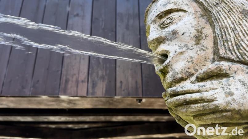 Das Bootshaus in Amberg hat jetzt eine ganz spezielle Brunnenfigur. Die spuckt zu jeder Viertel- und vollen Stunde Wasser in die Vils und zeigt damit die exakte Uhrzeit an. Bild: Heike Unger