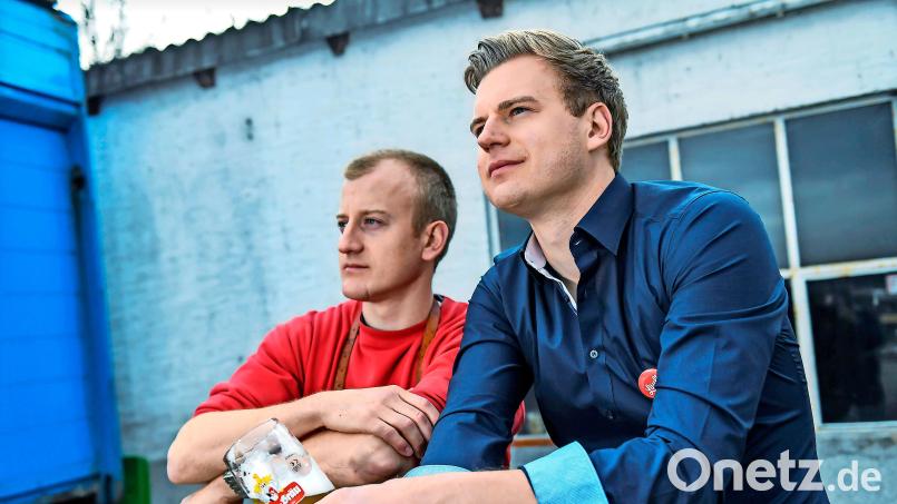 Richard (links) und Rudolf Hopf, die Chefs der Lang-Bräu, nehmen zu Gerüchten zur Brauerei-Schließung Stellung. Bild: Florian Miedl/fph