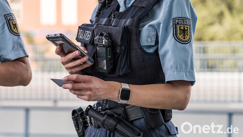 Personenkontrolle am Bahnhof: Die Bundespolizei ermittelt nach einer Schlägerei in Neukirchen bei Sulzbach-Rosenberg. Bild: Jacob Maibaum/Bundespolizei