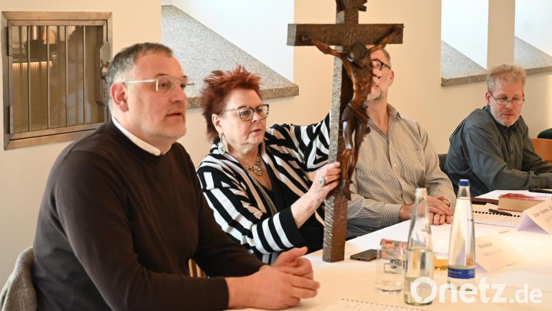 Gut gearbeitet ist das eichene Holzkreuz, aber christliche Kunst fände kaum mehr Käufer, so Experte Wolfgang Bunk (rechts). Bild: Kerstin Kiener [kki] (kerstinkiener@gmx.de)