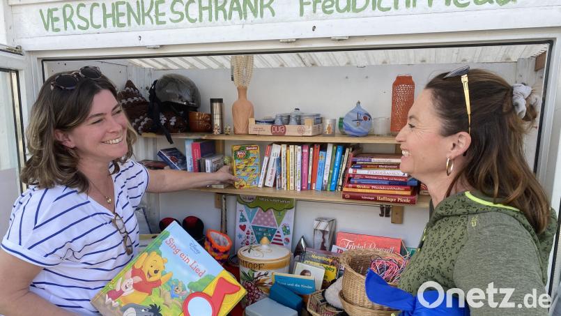 Hier herrscht Freude: Manuela Nübler (links) und Ines Filipovic vom Heimat- und Kulturverein Freudenberg beim Bestücken des Verschenkeschranks. Bild: Autor (gri) [Ina Piehler] (ina.grosser@web.de)