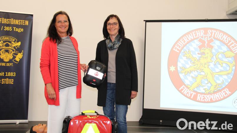Renate Schwarz und Andrea Schenk klapperten 400 Haushalte und ortsansässige Firmen in Störnstein ab und sammelten 8.000 Euro für die Ausrüstung der First-Responder-Gruppe der Störnsteiner Feuerwehr. Unter anderem wurden davon ein Defi und ein Notfall-Rucksack angeschafft. Bild: prh