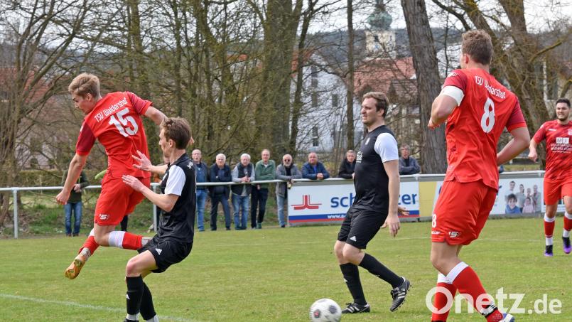 Kreisliga-2-Spitzenreiter TSV Waldershof besiegte die SpVgg Wiesau verdient mit 3:1. Hier verpasst Philipp Bertsch (links, Nummer 15) im Wiesauer Strafraum den Ball. Bild: Gebert