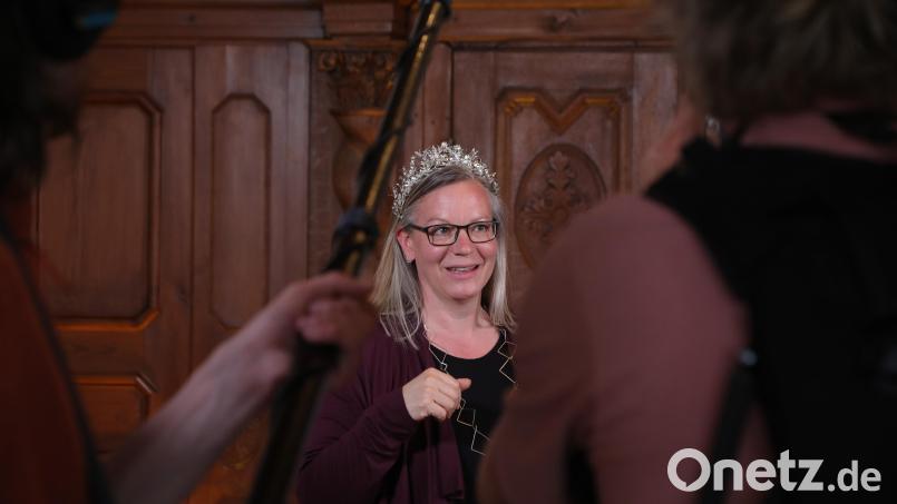 Das Hochzeitsdiadem, ein Erbstück, das Alexandra Völkel aus Hahnbach gehört, besteht aus in Handarbeit gefertigten Myrtenblüten, ist zum Teil aus Silber und mindestens 100 Jahre alt. Bild: Wolfgang Steinbacher