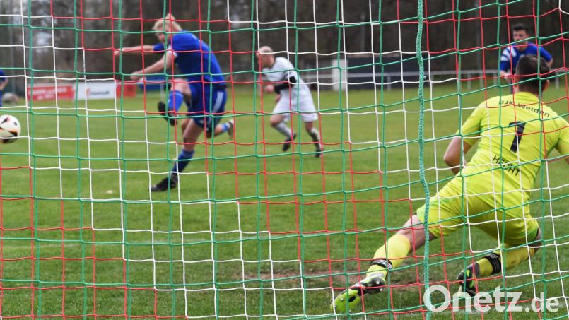 Mit diesem Elfmetertor entschied der Schirmitzer Kapitän Benjamin Kormann das Derby bei der DJK Weiden. Bild: Büttner